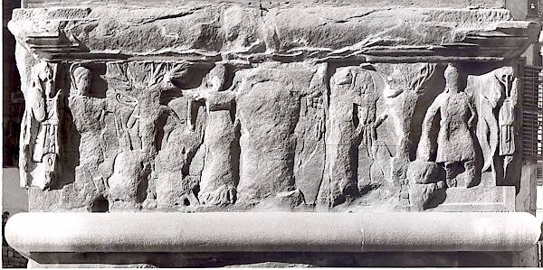 Εικ. 1.  Βωμός με ασπίδα, Mars, Virtus και τρόπαια.